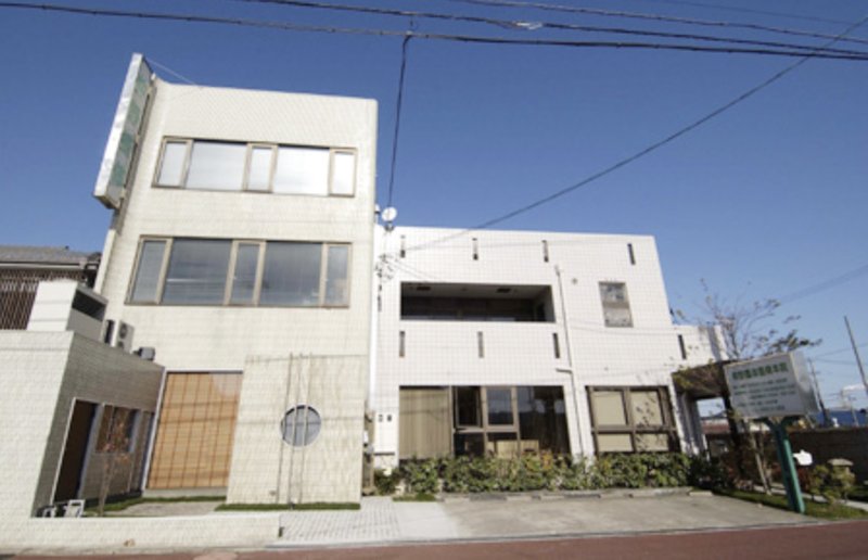 改築後の仲野整体整骨本院 四日市(2003年撮影)。1962年の写真と同じ場所に建つ白い3階建ての建物