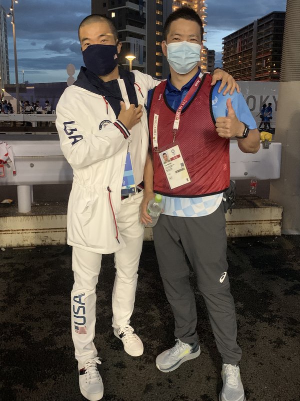 東京オリンピック閉会式の前、アメリカ代表のユニフォーム姿の仲野広倫(左)と医療ボランティアの仲野有草(右)